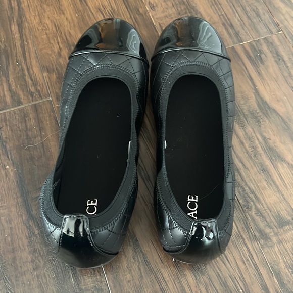 TCP girls black dress shoes size 4 - Picture 2 of 5